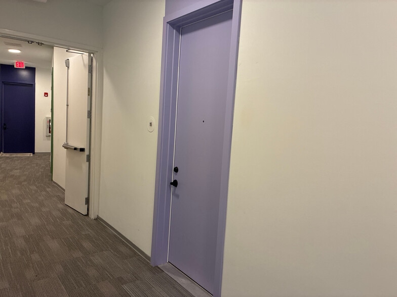 Building Photo - Room in Condo on S Duke St