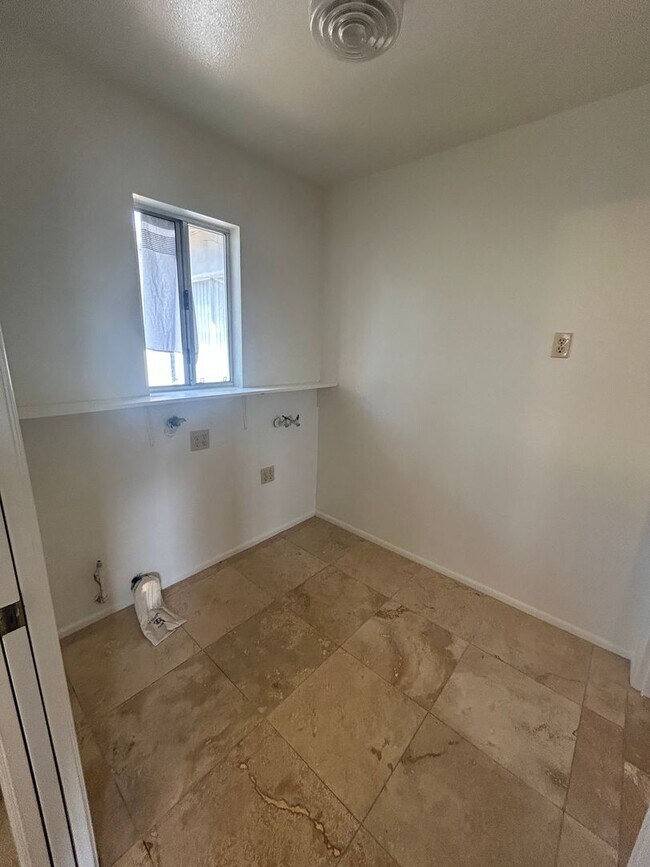 Building Photo - FOR RENT 1+1 Midtown Ventura DUPLEX