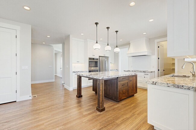 Building Photo - Large Spacious 4 Bedroom Home in Desirable Highland with Private Backyard and Finished Basement