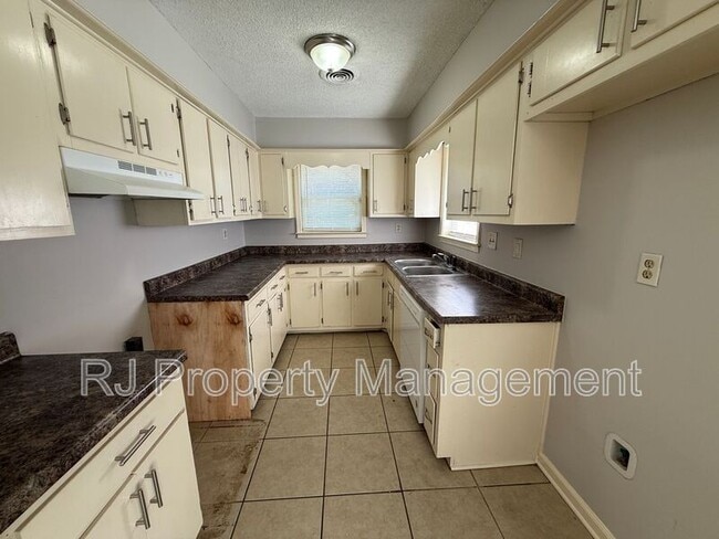 Building Photo - 4921 Wooddale Ave