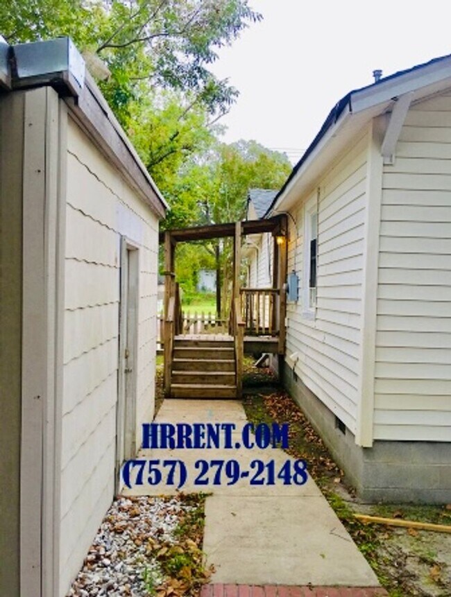 Building Photo - Charming Renovated 3 Bedroom 1 Bath Single Family Home located in the Fairmount area of Norfolk, VA!