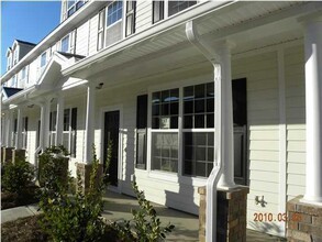 Building Photo - 2BR/2.5BA Condo Central Commons Gated Community - Available 5/1!