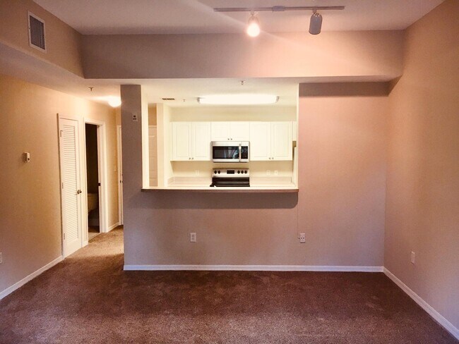 Building Photo - 1203 Town Center Dr