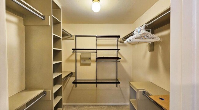 Building Photo - 1805 Oak Hollow Dr W