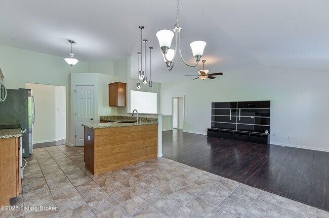 Building Photo - 220 Rockcrest Way