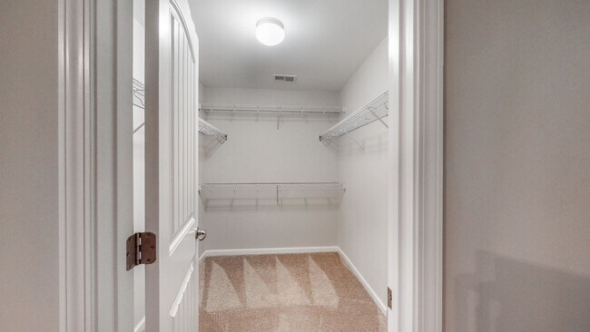 Building Photo - 3 Bedroom 2.5 Bathroom Townhome - The Comm...