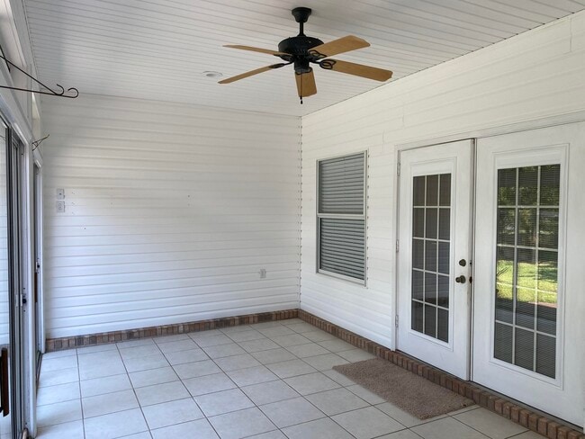 Building Photo - 2020 Plantation Oaks Dr