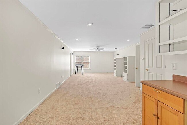 Building Photo - 7520 Crystal Lake Dr