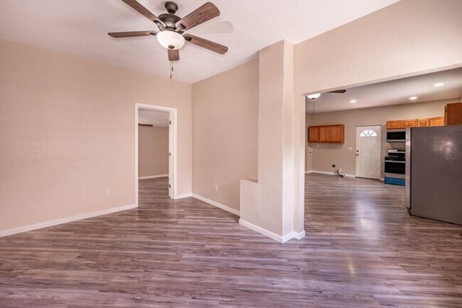 Building Photo - 2 Bed Home walking distance to College and...