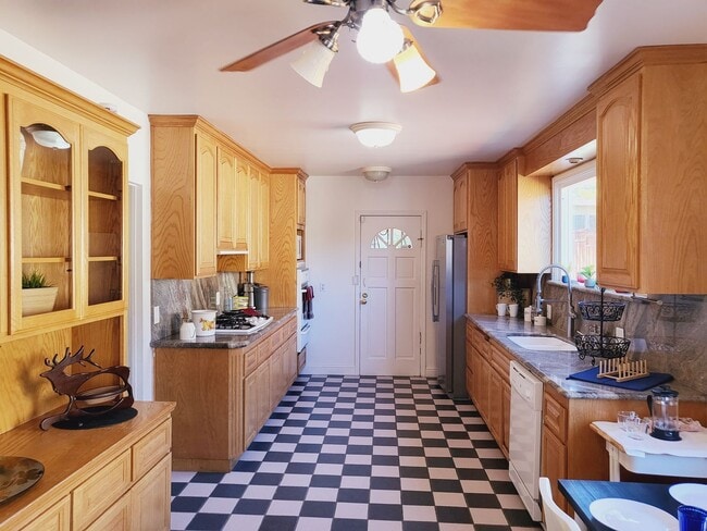 Building Photo - Charming Single Family Home