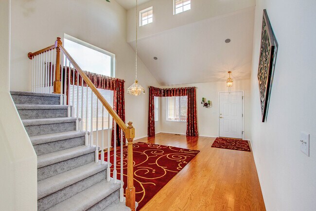 Building Photo - Impeccable 5 Bedroom Home with Mountain Views