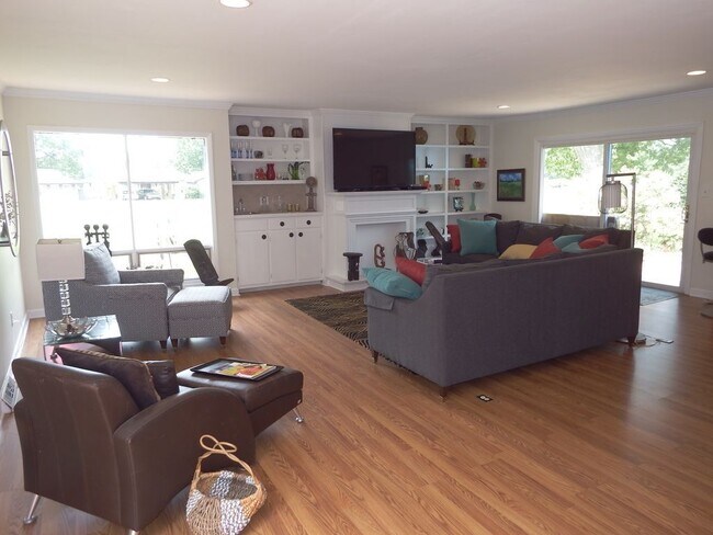 Building Photo - Three Bedroom in Popular Bermuda Run. MUST...