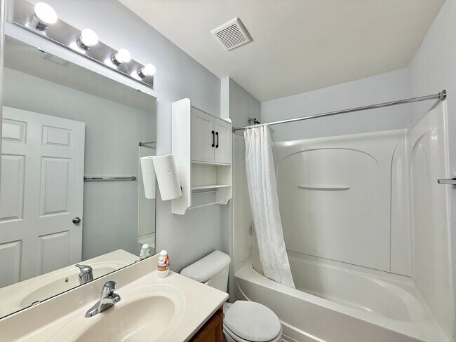 Building Photo - **OFFERING REFUNDABLE APPLICATION FEES & $100 MOVE IN PROMOTION** Charming 3BD, 2.5BA Raleigh Tow...
