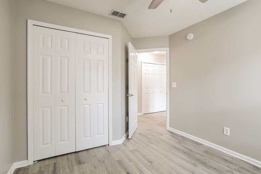 Building Photo - 320 Southlake Dr