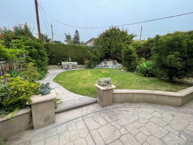 Building Photo - Downtown Ventura Bungalow with Beautiful Y...