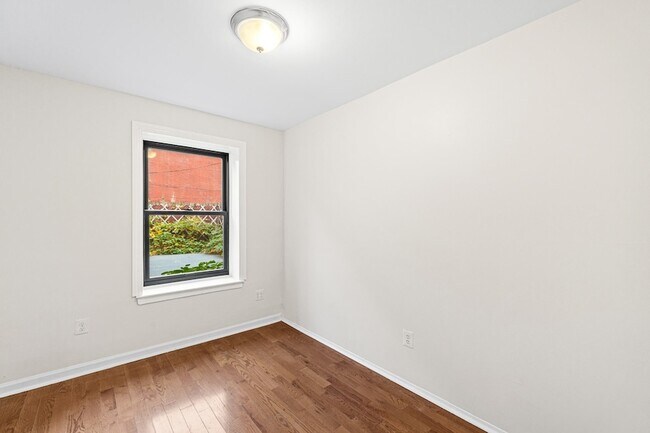 Building Photo - 560 Bramhall Ave