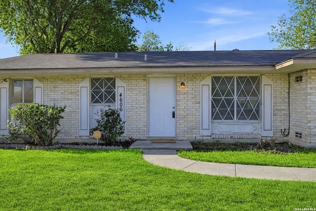 Building Photo - 4606 Hollyspring Dr