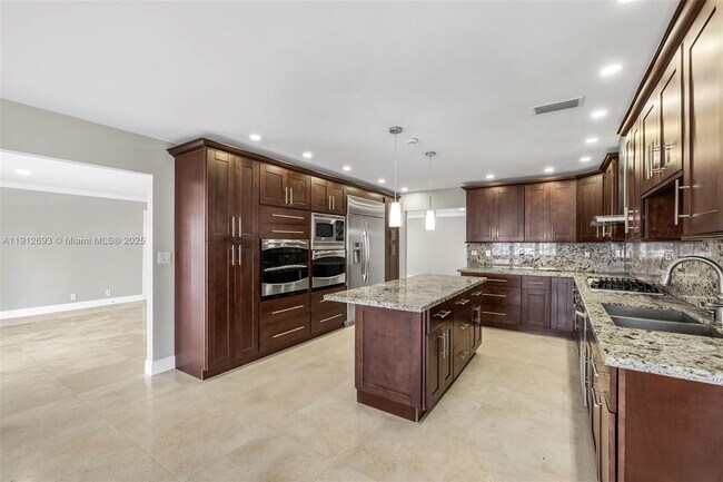 Building Photo - 633 Solar Isle Dr