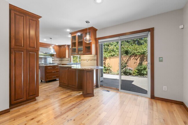 Building Photo - 3Bd/3Ba Seattle House