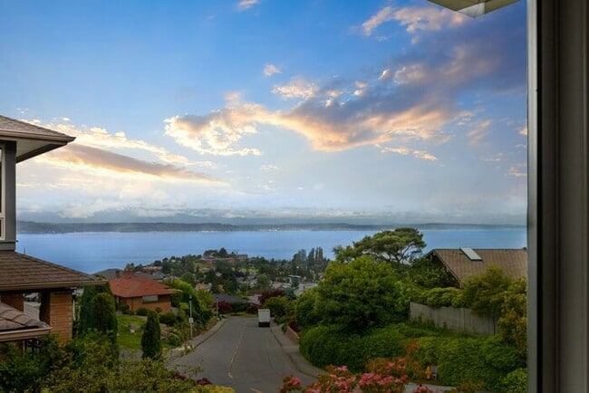 Building Photo - Gorgeous West Seattle Mid-Century Modern w...
