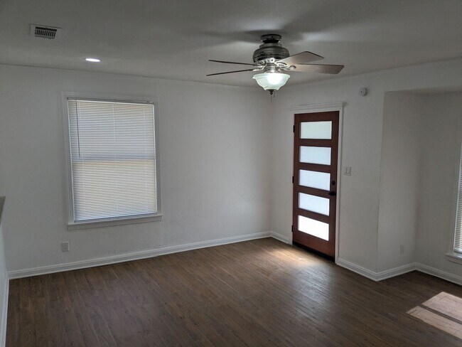 Building Photo - 1806 S 5th St