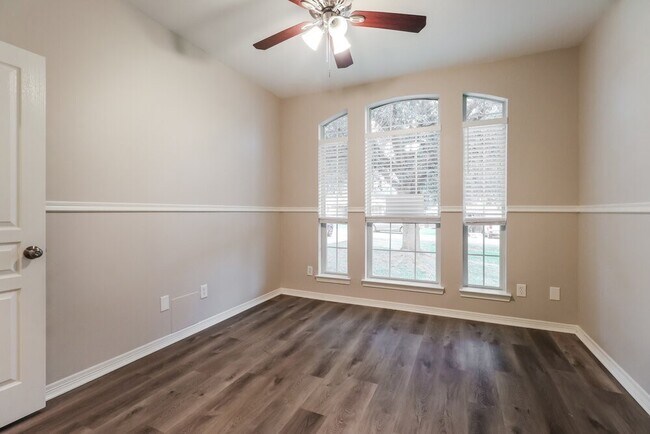 Building Photo - 606 Paradise Ln