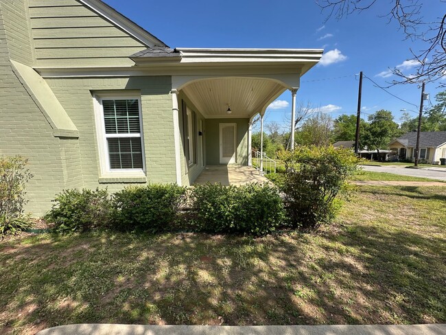 Building Photo - 514 E Charnwood St