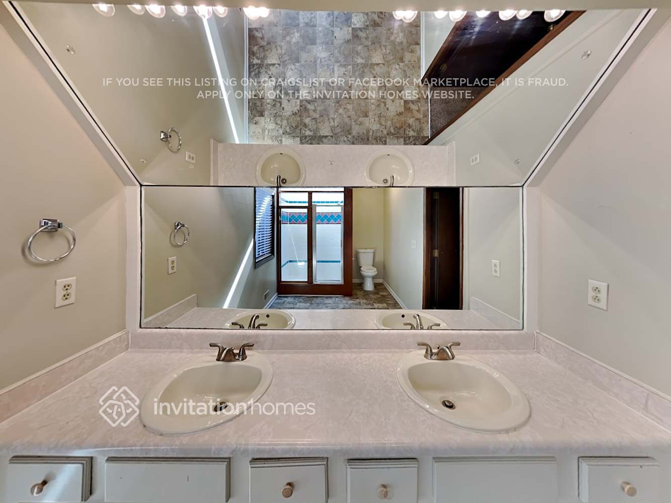 Building Photo - 1050 Rockcrest Dr