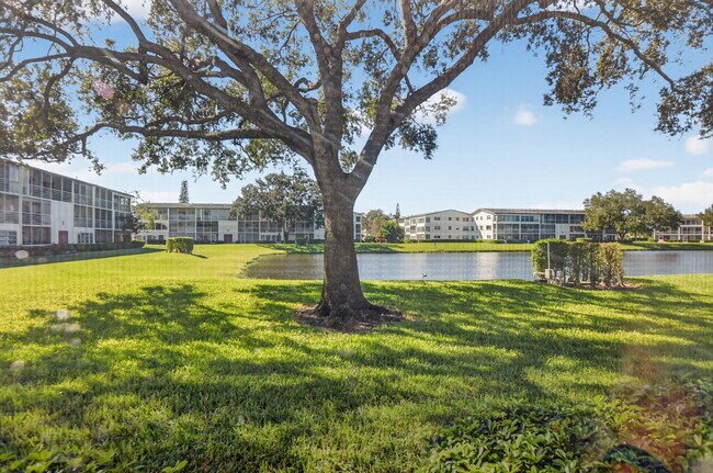 Building Photo - 177 Fanshaw E