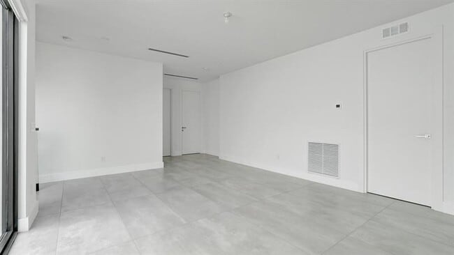 Building Photo - 1620 NE 5th Ct