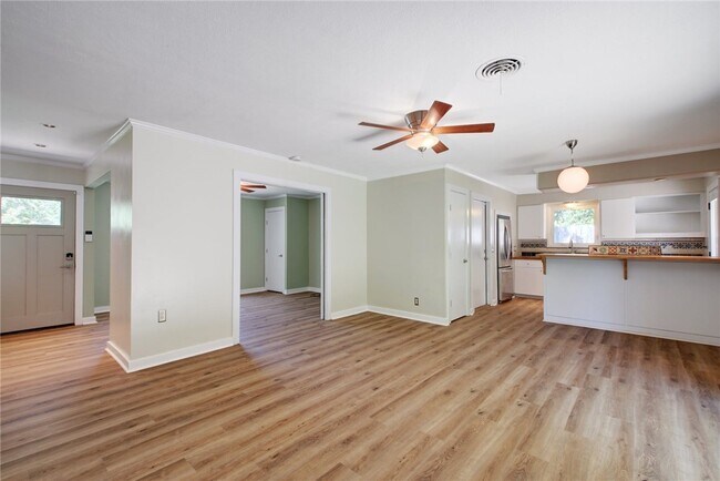 Building Photo - 900 Aurora Cir