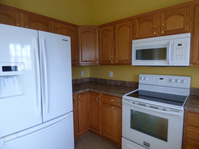 Building Photo - Beautiful 3 BR, 2 Bath Home, All Electric, Vaulted Ceilings, Walk-In Closets, Garage