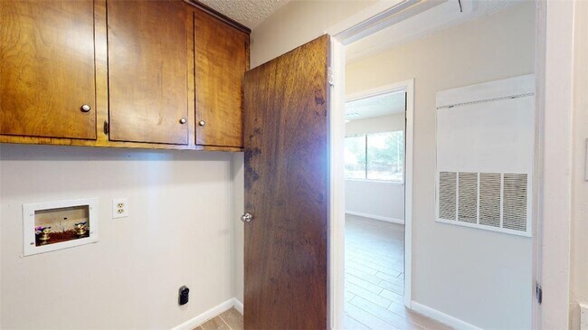 Building Photo - 815 Llano Pl