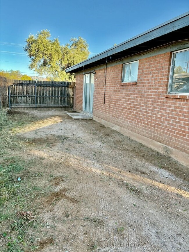 Building Photo - Classic Eastside 3/2 SFR - Move In Special!!!