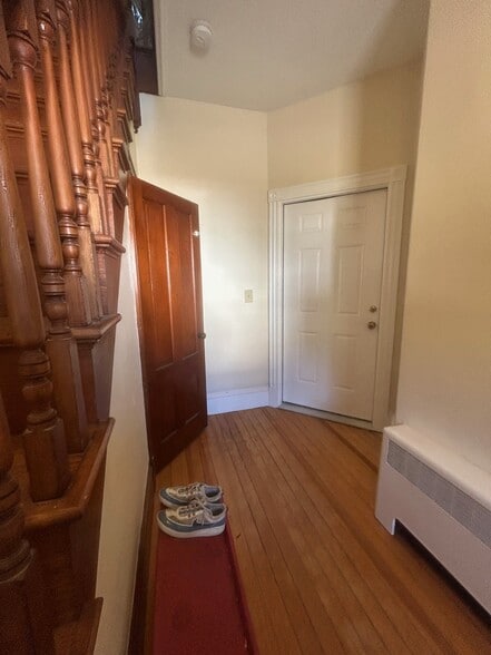 Front hall/entrance - 59 Winter St
