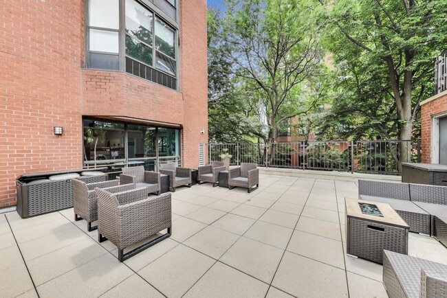 Building Photo - 899 S Plymouth Ct