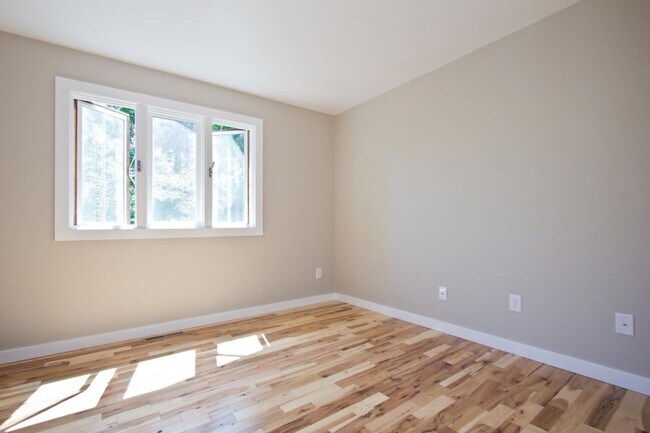 Building Photo - **Look & Lease Special**Bright 4BR Home Near CU Boulder + HOP Line-