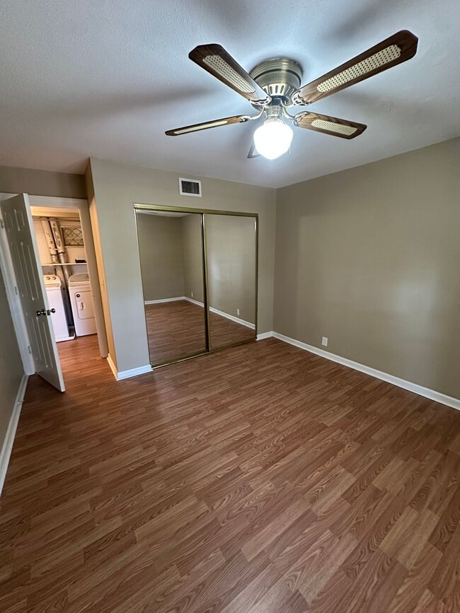 Building Photo - Cute 2 Bed 2 Bath Condo Near MTSU