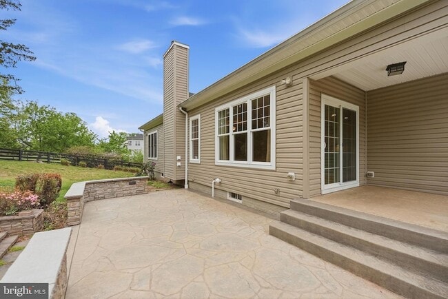 Building Photo - 42240 Hiddenwood Ln