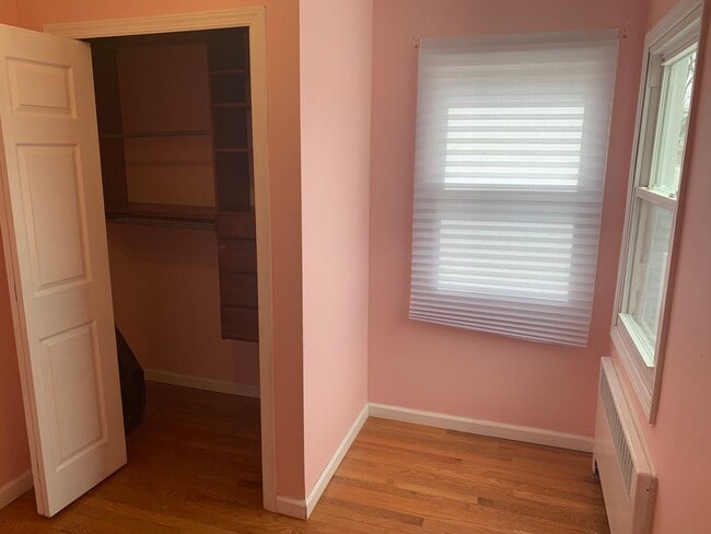 Building Photo - Terrific 4 Bed/1 Bath Home in Elmont!