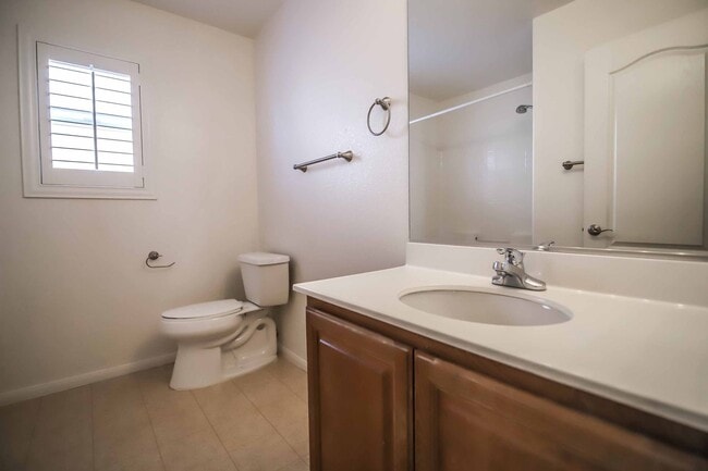 Building Photo - Southern Highlands Beauty with Expansive Loft & Designer Upgrades!