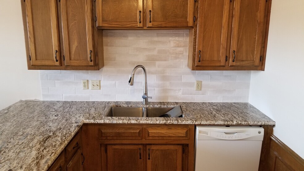 Ceramic Tile backsplash - 509 Cedar Elm Ln