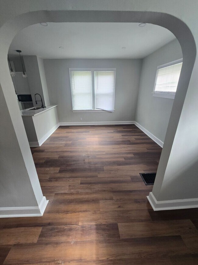 Building Photo - 3 BEDROOM SINGLE FAMILY HOME