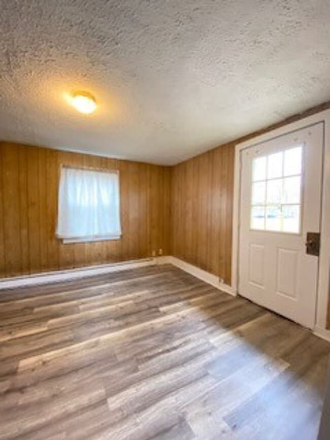 Building Photo - $200 OFF FIRST MONTH RENT -1 Bedroom Single Family Home in Elkhart!
