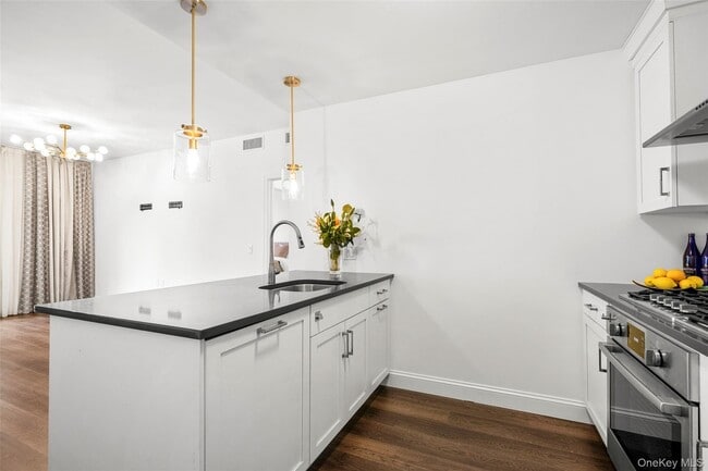 Building Photo - Byron