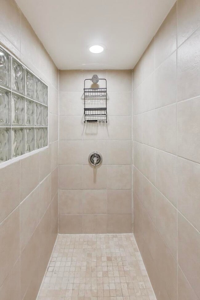 Building Photo - 710 S Hawthorne Ave