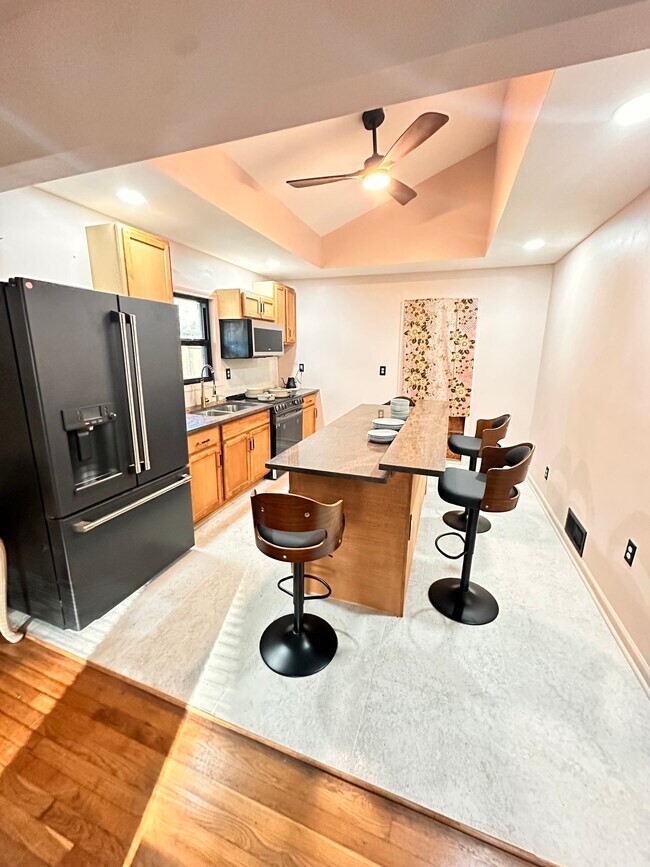 Building Photo - 2258 Bryant Dr