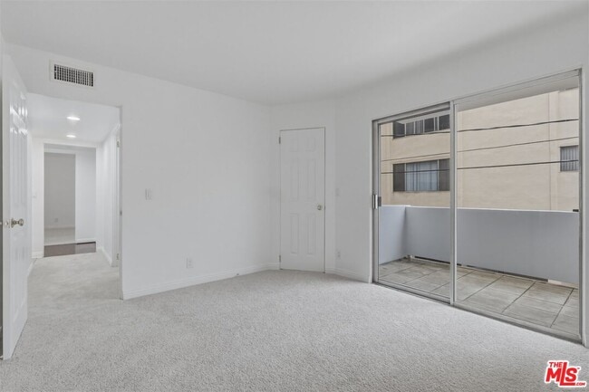 Building Photo - 435 N Oakhurst Dr