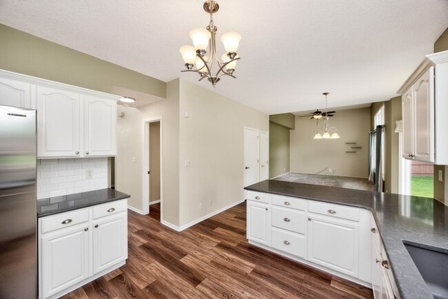 Building Photo - SPACIOUS LIVING!!  4 Bedrooms, 2.5 Bathrooms Home in Des Moines!