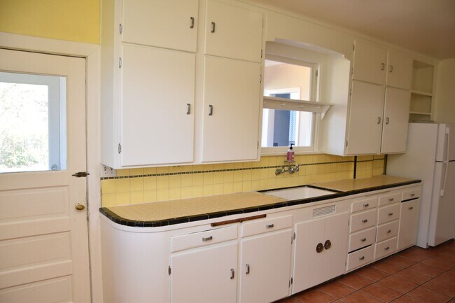 Building Photo - 3 Bedroom 1.5 Bath Hilltop 2 Story Home